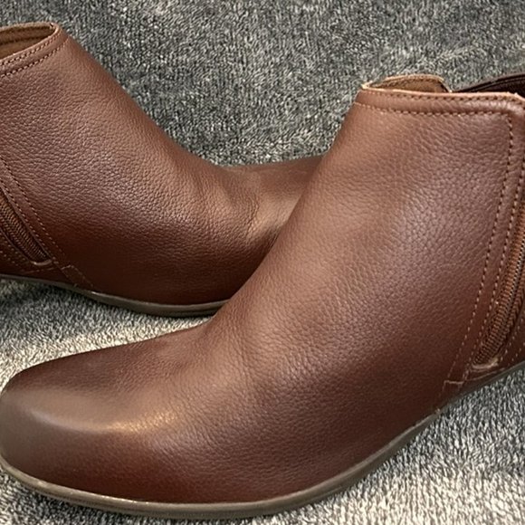 *Clarks Leather Bootie* - Picture 4 of 9